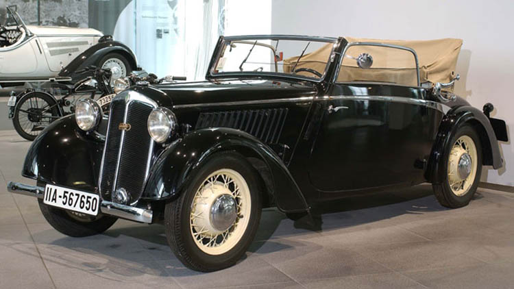 Svepande vacker formgivning kännetecknar denna 1937 DKW F5 Luxus-Cabriolet.