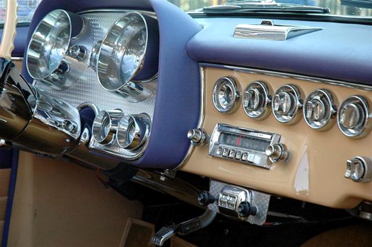 Tjusig och lyxig instrumentpanel, trots att själva instrumenten kommer Chrysler´s produktionsbilar.