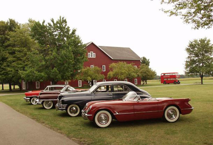 Närmast kameran en Corvette, därefter en Packard, en Cadillac och en Mercury.