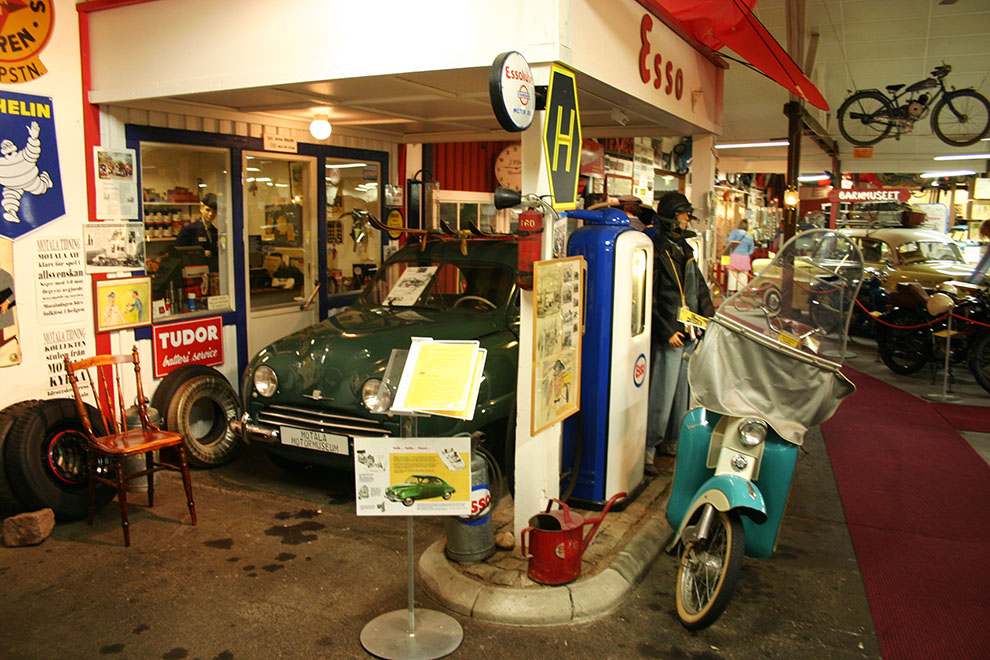 Den första genuina miljön var denna härliga Esso-mack med allt och lite till!