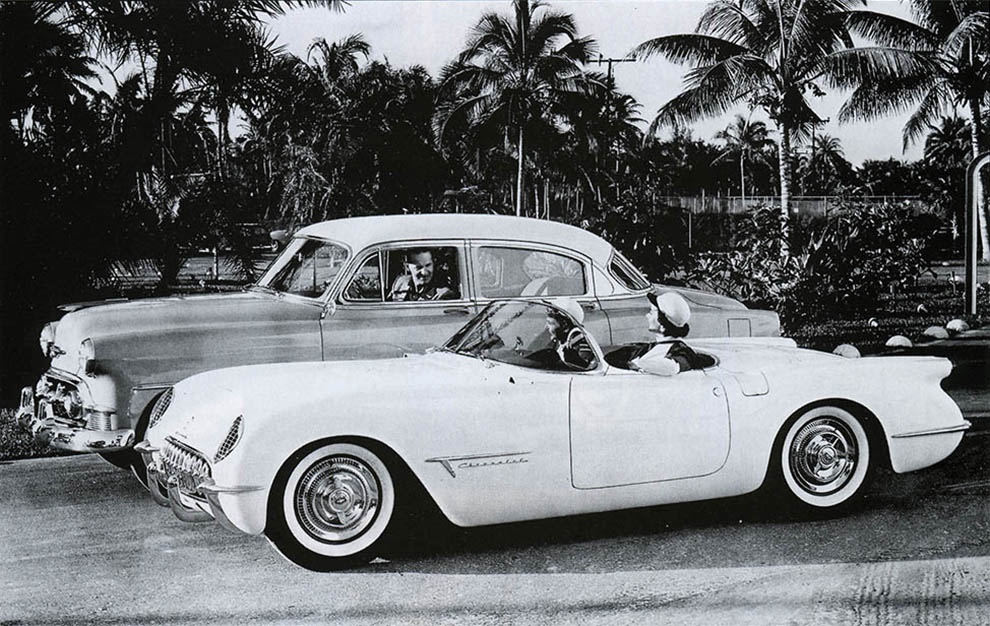 En klassisk reklambild med en 1953 Chevrolet Bel Air 4dr Sedan med en familjefar bakom ratten. I den extremt låga och smäckra sportvagnen Chevrolet EX-122 sitter hustrun och parets son!