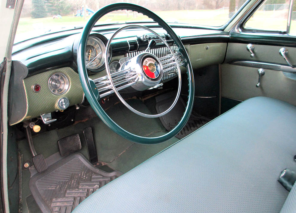 Interiören i 1953 Roadmaster Riviera Sedan. Mäktig ratt och imposant kromgaller dominerar intrycket.