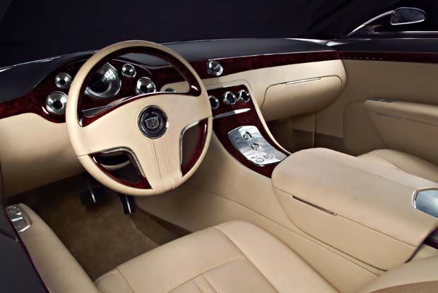 Handsydd läderklädsel, mattor i äkta silke, finaste ädelträ, återhållsam design. I Cadillac Sixteen finns allt utom en intim plats för kärestan!