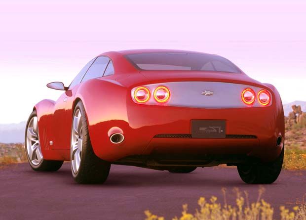 Wow, var det inte en Ferrari som körde genom böjen där? Men de runda baklamporna kunde ju lika gärna höra hemma på det tidiga 70-talets Chevrolet Camaro!