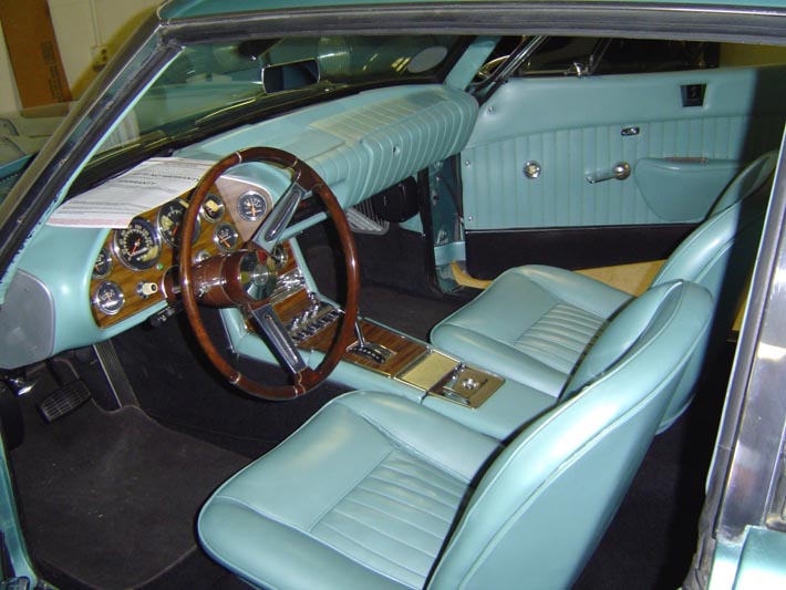 Hos en svensk bilförmedlare hittade vi denna 1964 Studebaker Avanti (det enda som skiljer 1963 från 1964 är strålkastarnas form). Den bilen höll samma skick utvändigt som invändigt. Pris i Göteborg, tullad och klar: 224.000 kr!<br />
Med detta vill vi illustrera att visst finns det låga priser på vissa exemplar i USA, men det är sällan som de billigare bilarna är lönsamma att köpa. Tvärtom kan de leda till ekonomisk katastrof.