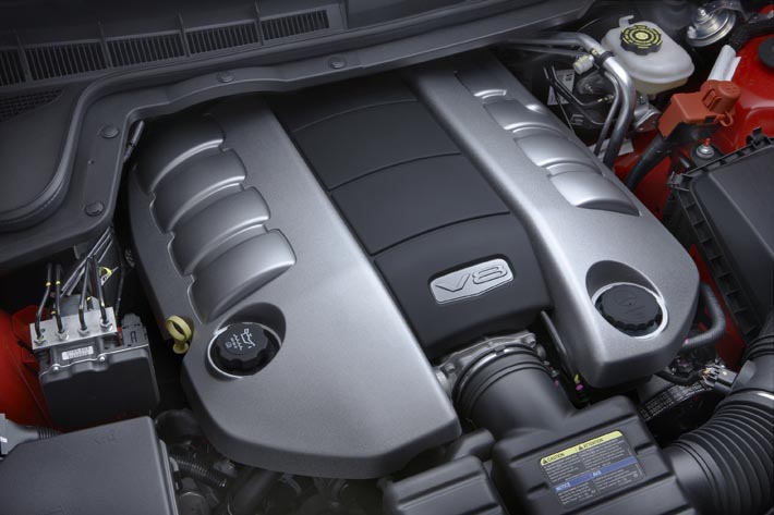 V8-motorn på 6,0 liter är till utseendet snarlik den större 6,2 liters maskinen.