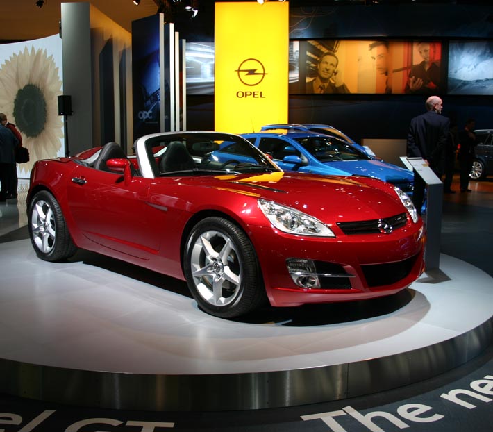 2007 års nya Opel GT med en toppfart på 260 km/tim, är baserad på den lika nya amerikanska Pontiac Solstice.