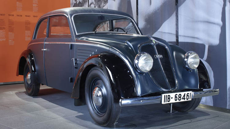 En för sin tid extrem strömlinjeform uppvisar denna 1936 DKW Schwebeklasse.