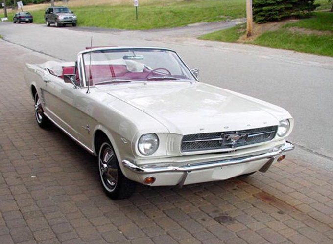 Ford Mustang fyller 50 år och uppmärksammas på Elmia. Här en Convertible.