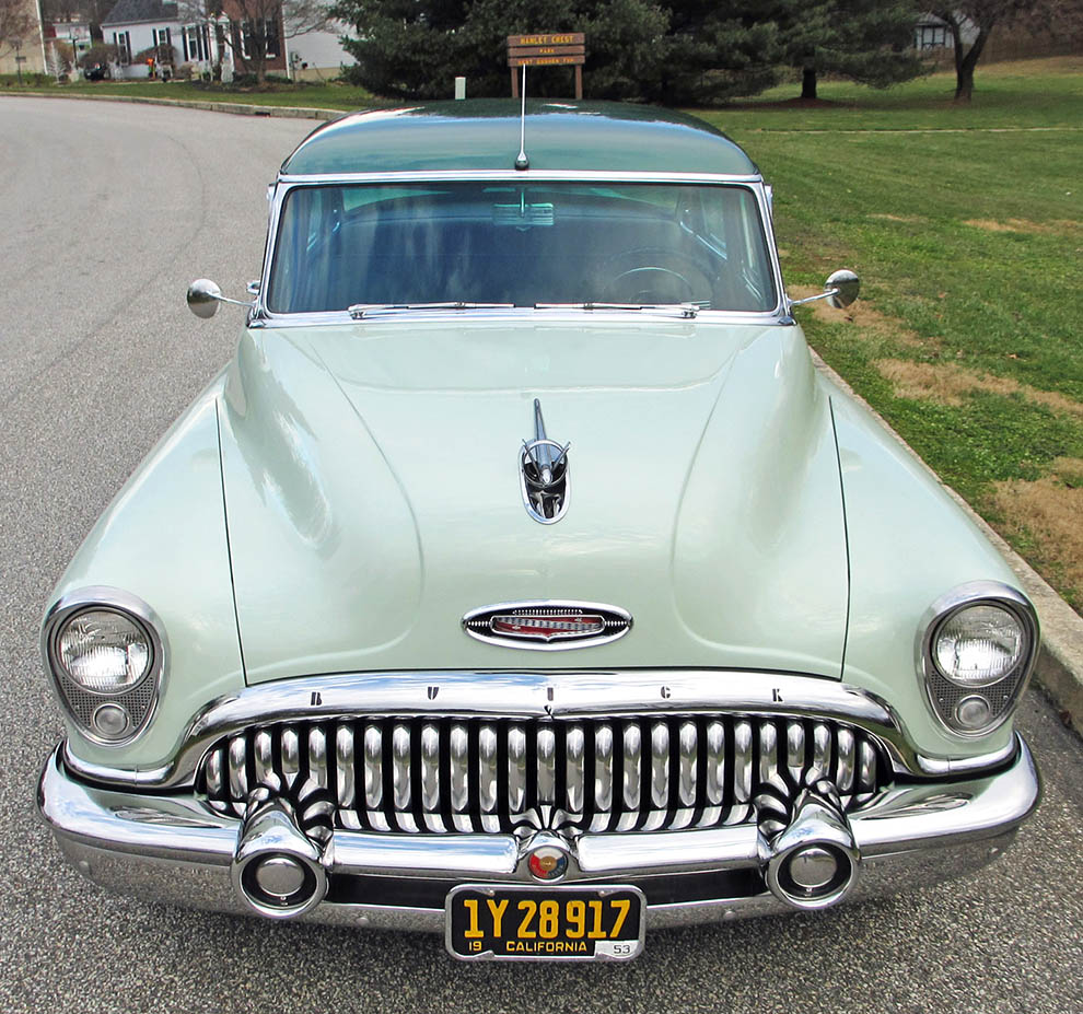 Orenoverad, magnifik 1953 Buick Roadmaster Riviera Sedan från California.