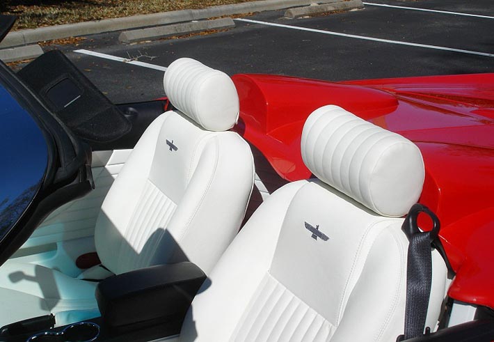 En tonneau bakom stolarna gör denna bil till en Sport Roadster.