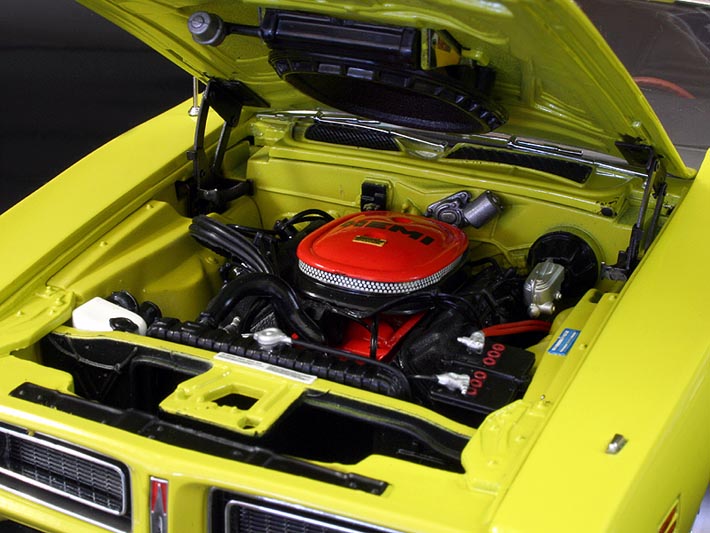Ett mycket detaljerat motorrum där 426 Hemi tycks ha aningen bättre utrymme än i verkligheten.