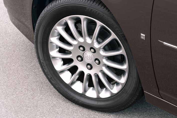 18 målade aluminiumfälgar kännetecknar Lucerne Super.
