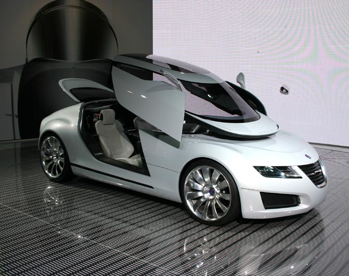 Konceptbilen Saab Aero X överträffar det mesta och ger en tydlig vink att bilmärket med hög fart är på väg mot kunder med allt större bankkonton!