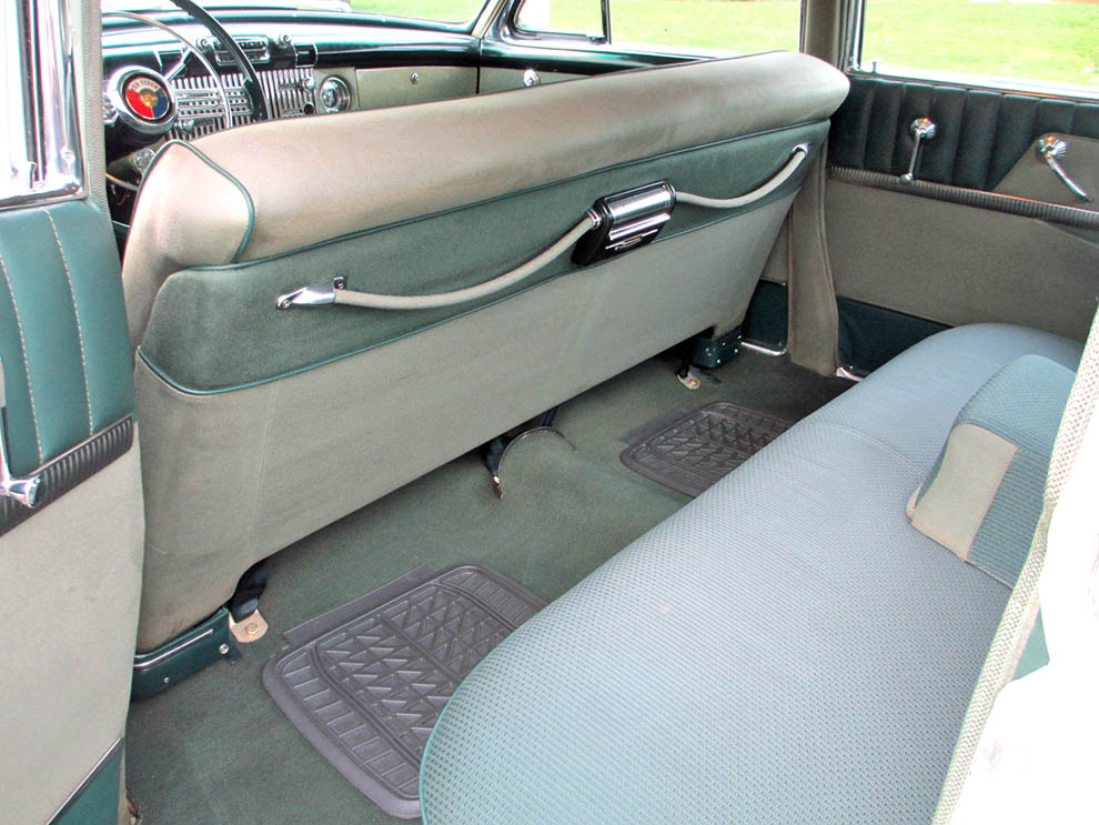 Gott benutrymme även i baksätet på 1953 Buick Roadmaster Riviera Sedan.