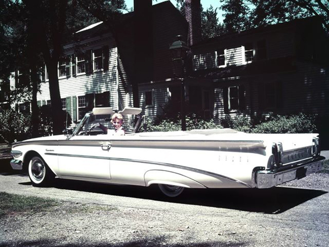 Marilyn Monroe tycks gilla 1960 Edsel, eller ställer hon bara upp på förfrågan från tillverkaren? Bilen är blekt eftersom det är ett original från 1960.