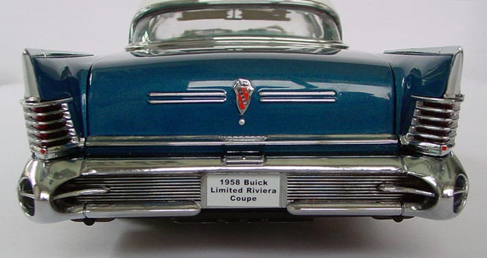 Det massiva akterpartiet på Limited Riviera Coupe.