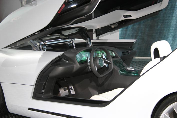 Att Saab Aero X siktar på folk med feta plånböcker betvivlas inte. Med tanke på rattens utformning torde man beräkna att den nya kundkretsen också är lite tjockare om magen! Underbar instrumentering!
