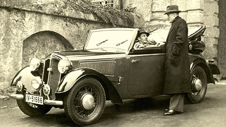 1938 DKW F7 4-sitsig Luxus-Cabriolet med härliga trådekerhjul och navkapslar. Dessutom försedd med dubbla signalhorn och extra strålkastare!