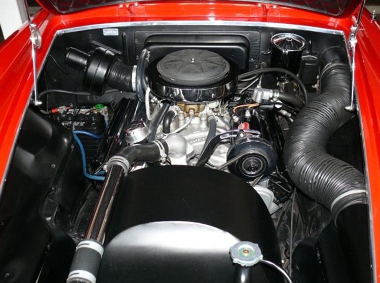 Den 321 cu.in. stora HEMI V8-motorn var imponerande för sin tid.