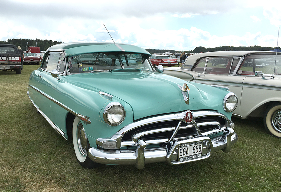 Vi kunde inte låta bli att visa Mikaels fina 1952 Hudson Hornet Hollywood även framifrån! Försedd med tidsenlig gangsterkeps och antennen monterad vid vindrutans överkant.