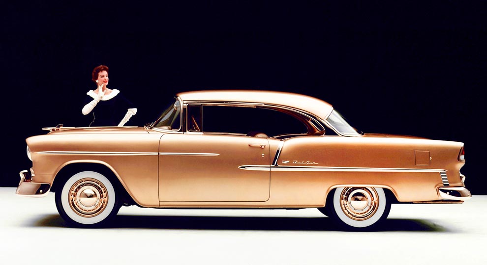 Här kan vi jämföra med 1955 års helt nykonstruerade Chevrolet. På bilden är det jubileumsbilen som markerar att Chevrolet vid tillfället hade tillverkats i 50 miljoner exemplar.