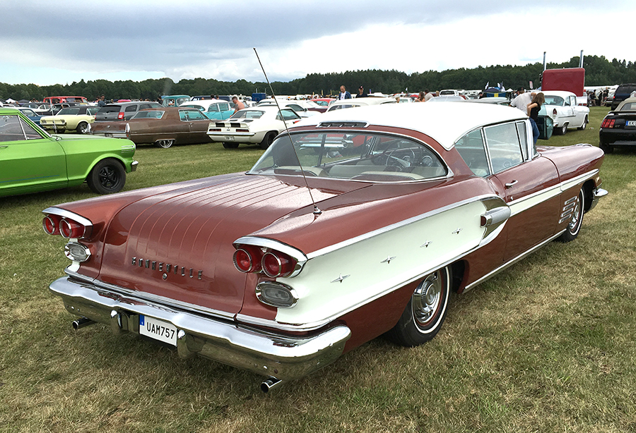 Vad vore ett sådant här bilmöte förutan en 1958 Pontiac Bonneville? Ägare Håkan Rehn.