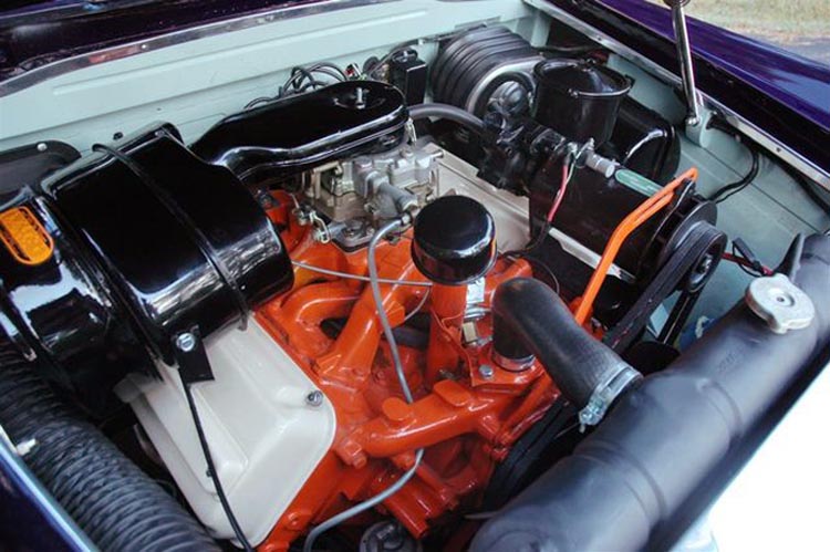 Hemi-V8 på 315 cu.in. var standardmotorn.