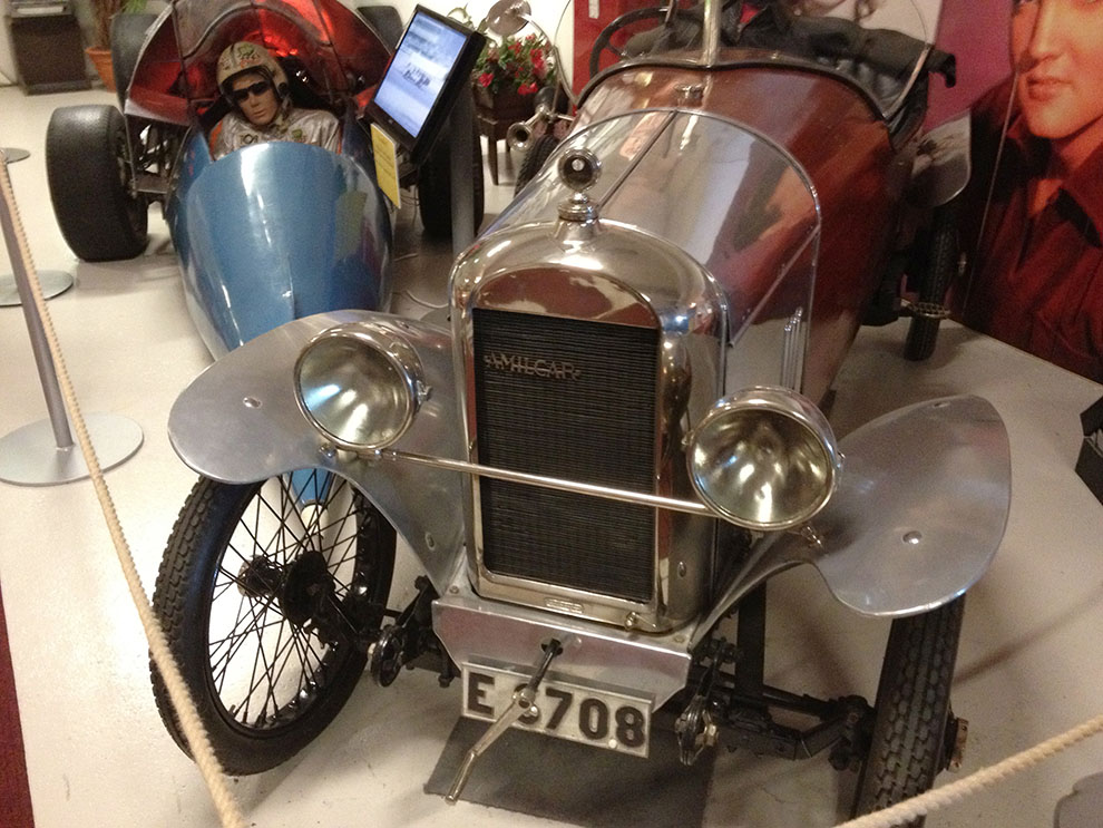 I förgrunden en ovanlig 1922 Amilcar som var ett franskt bilmärke. Till vänster skymtar fronten på Arnold Sundqvists raketbil Silver Streak Jet från 1972.
