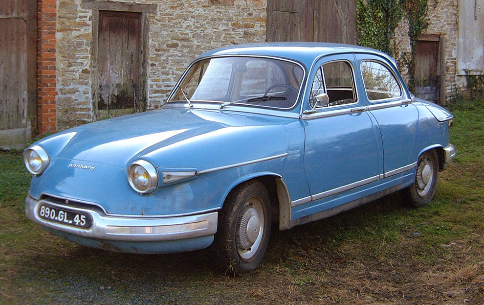 En Panhard PL 17 med sitt mer långsmala luftintag och små skärmar över strålkastarna.