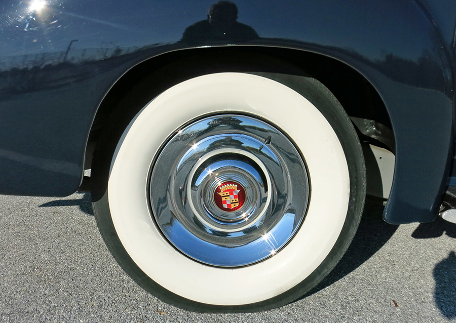 Rätt dimension på den vita däcksidan på en vagn som denna! Och vilken otrolig lyster på navkapseln, dessutom med ett absolut felfritt Cadillac-emblem i centrum!