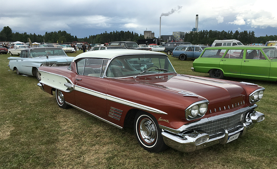 1958 Bonneville känns igen på bland annat takets utformning över bakrutan och det faktum att den är aningen kortare än exempelvis 58 Pontiac Star Chief. Det beror på att Bonneville delade grundkaross med det årets Chevrolet Impala.