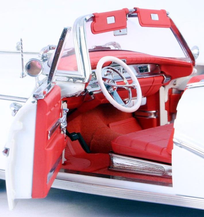 En röd inredning är alltid inbjudande, speciellt om vagnen är en Limited Convertible.