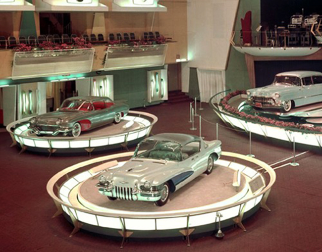 Ytterligare en vy från Motorama. I förgrunden concept-bilen LaSalle II, flankerad på sin högra sida av 1955 Pontiac Strato Star.