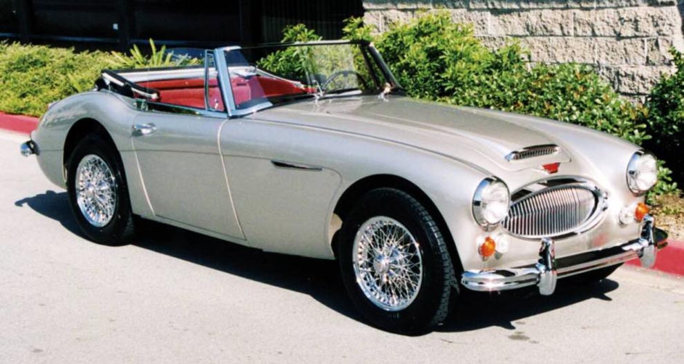 Med sista årgången av Austin-Healey hade modellen begåvats med mer krom och glamour. Se bara på den kraftigt välvda vindrutan och blanklisterna på dörrarnas ovansidor.