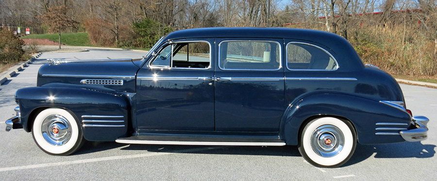 Profilen på Series 75 Fleetwood Limousine. Dessa vagnar hade alltid aningen kraftigare bakfjädrar så vagnen inte skulle se nedlastad ut med kanske 500 kg direktörer eller finansfurstar!