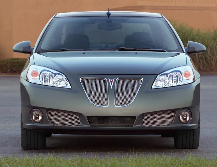 2009 Pontiac G6 GXP har en front med rena linjer, med stänk av både sportighet och aristokrati.