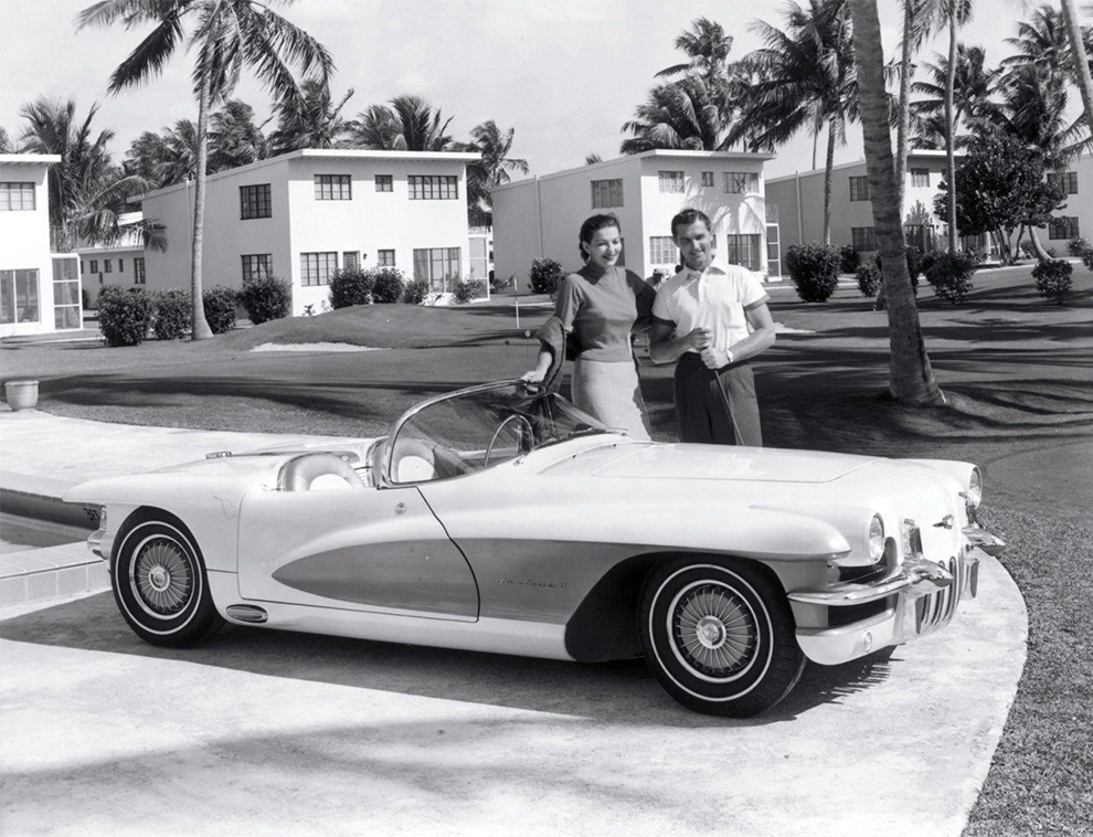 LaSalle II Roadster i naturlig miljö. Notera de smala vita däcksidorna. Närmast unikt 1955.
