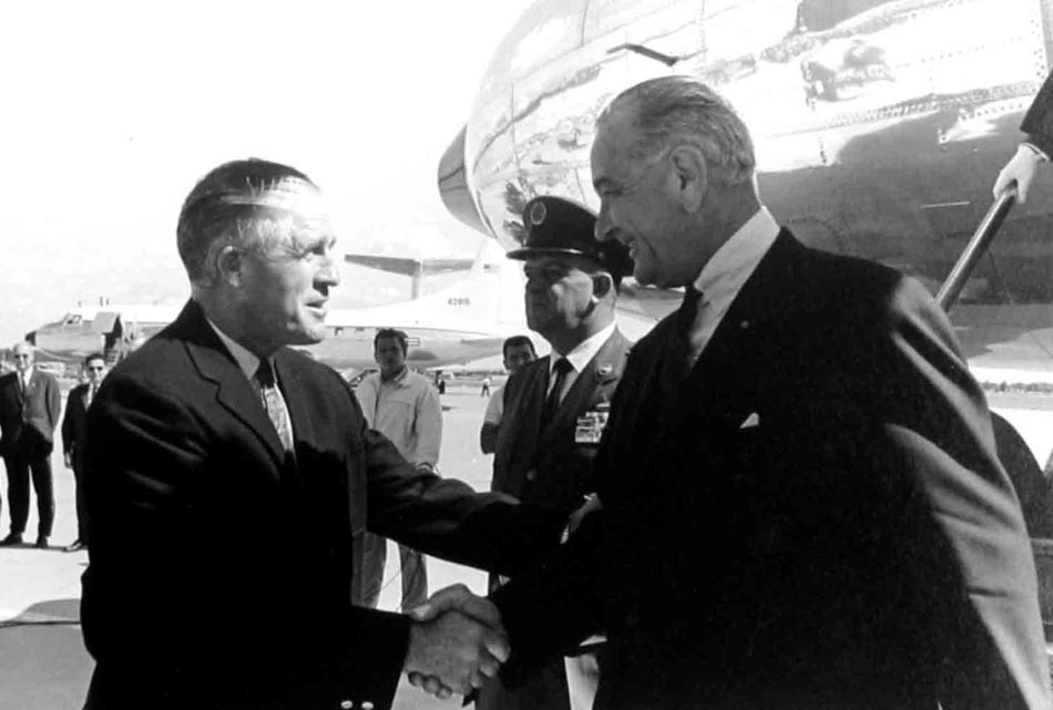 George W. Romney välkomnar President Lyndon B. Johnson.