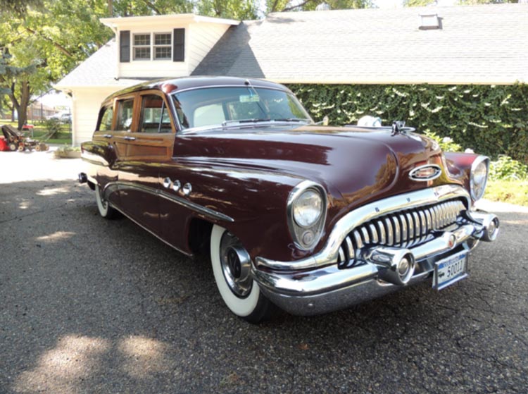 1953 Buick Super Estate Wagon var aningen enklare än Roadmaster och hade tre portholes istället för fyra.