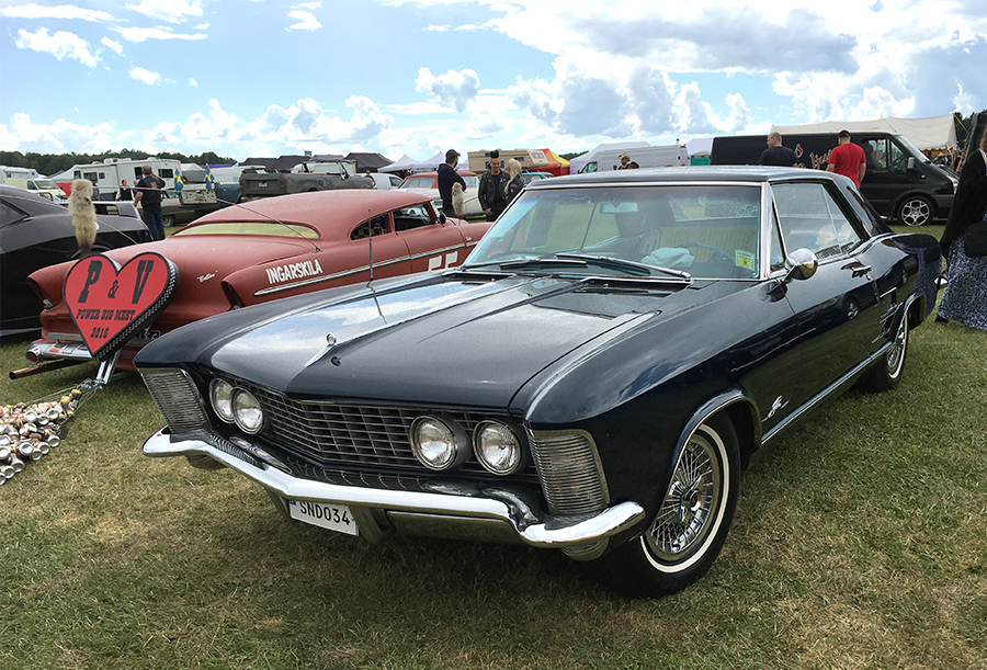 Allan Holmlund i Lund är lycklig ägare till denna midnattsblå 1964 Buick Riviera. Formgiven av Bill Mitchell, samma designer som exempelvis 1963 Corvette!