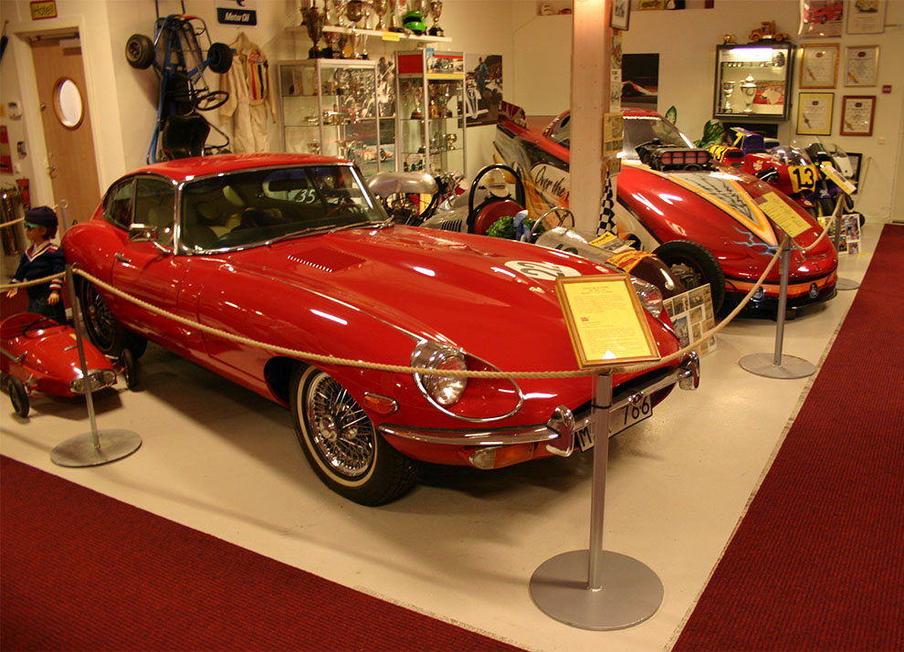 Intill trampbilen från Giordani ståtar en annan verklig skönhet, för visst smälter hjärtat vid åsynen av denna 1969 Jaguar E-Type 4.2 Litre. Återigen, notera mängden automobilia i bakgrunden.