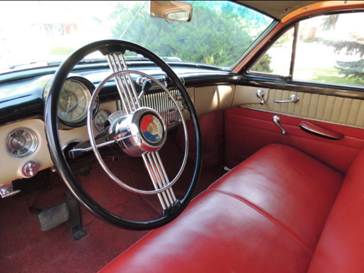 Prydlig inredning i denna Super Estate Wagon. Notera den snygga utformningen av dörrens insida i svart, beige och rött. Det syns hur formgivarna verkligen har arbetat med detaljerna.