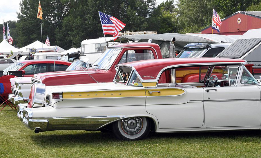 På Power Big Meet samlas entusiastfordon av de mest skilda slag. I förgrunden en 1957 Mercury Turnpike Cruiser med tredelad bakruta och continental kit.