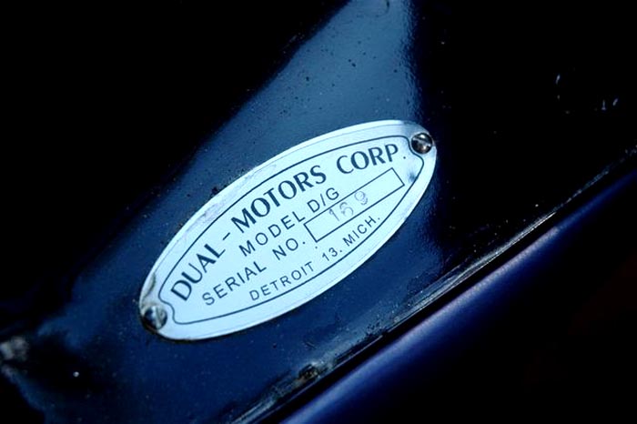 Och lika självklart namnplåten från Dual Motor Company.