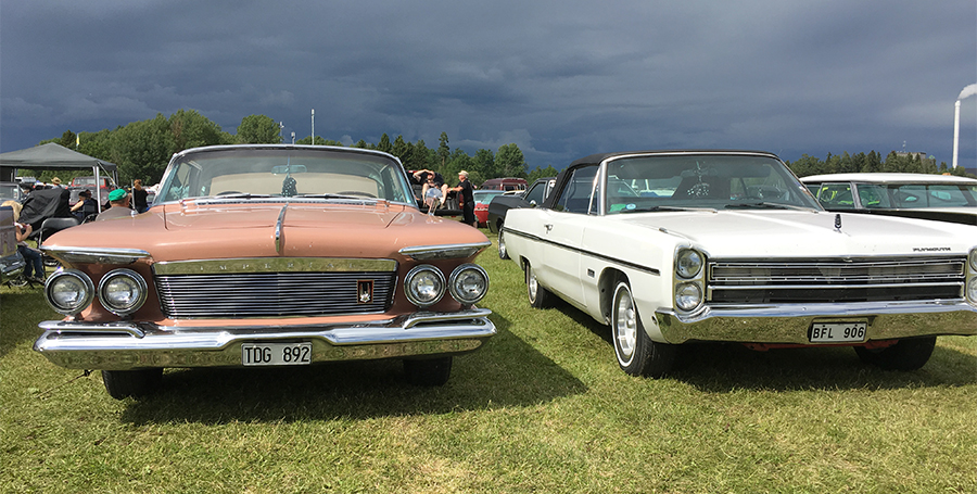 Samma koncern, men ack så olika! Till vänster 1961 Imperial och till höger 1968 Plymouth Fury III Convertible.
