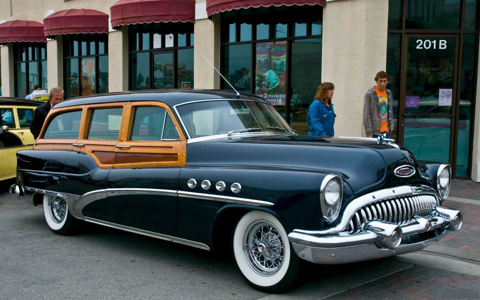 Den magnifika 1953 Buick Roadmaster Estate Wagon. Sista årsmodellen med inslag av riktigt trä. Detta exemplar är dessutom utrustad med riktiga ekerfälgar. På sin tid en av världens exklusivaste stationsvagnar!