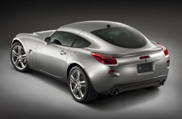 Även aktern har getts uppkäftig design på 2009 Pontiac Solstice Coupe.