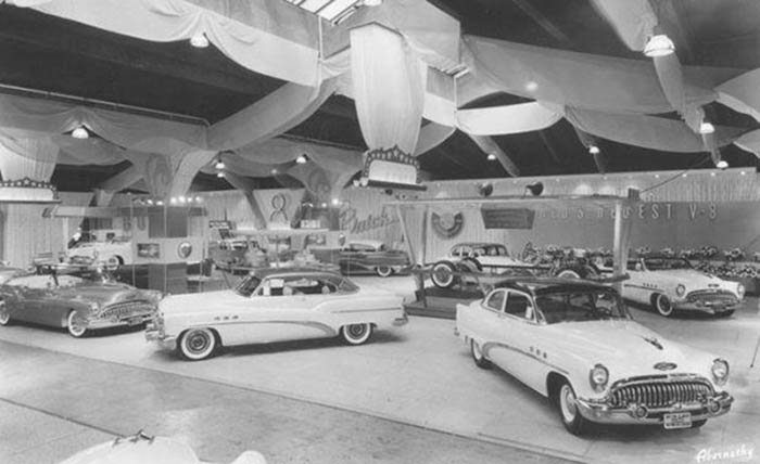 Presentationen av 1953 års Buick på en bilutställning i USA. På bilden ståtar även den exklusiva Skylark. ORIGINALBILD.