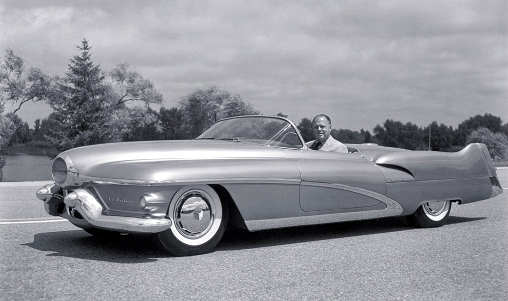 Harley J. Earl bakom ratten på 1951 General Motors LeSabre.